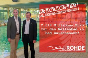 Dennis Rohde und der Bürgermeister der Gemeinde Bad Zwischenahn, Arno Schilling (SPD), bei einem Besuch im Wellenbad