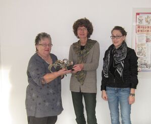 Im Bild v.r.: Monika Blankenheim (SPD), Ursula Philipp (Kinderschutzbund) und Katharina Fischer (SPD)